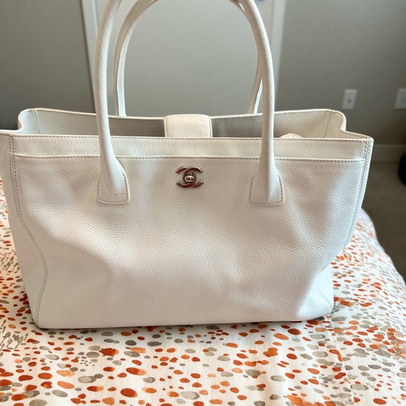 ‼️👜Chanel Executive White Leather - Women👜‼️ - Picture 3 of 16